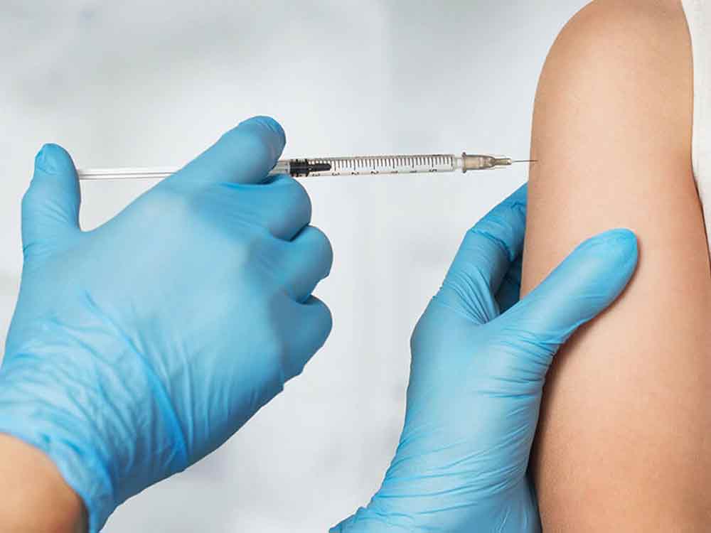 Врач-иммунолог развенчал одиннадцать домыслов о вакцинации от covid-19