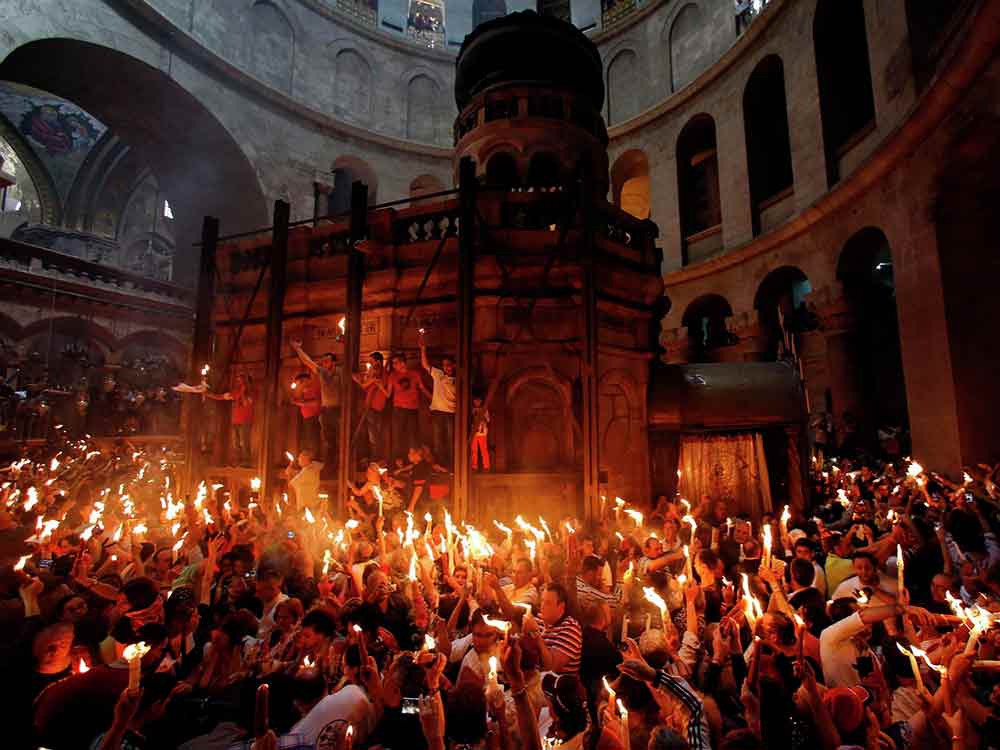 В храме Гроба Господня в Иерусалиме сошел благодатный огонь