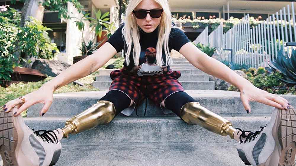 Модель осталась без ног по вине средств гигиены