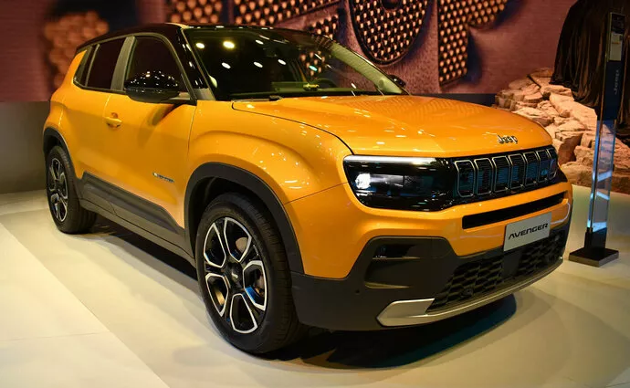 Jeep Avenger впервые вживую: первый электромобиль марки не отрицает своих корней