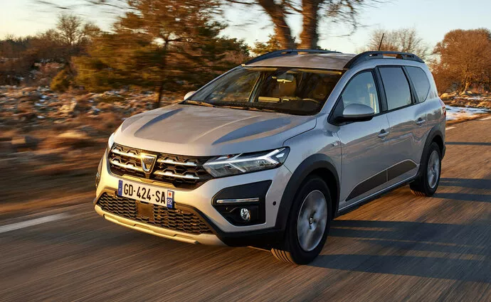 Приближается первая гибридная Dacia! Электрифицированный Jogger покажут в Париже
